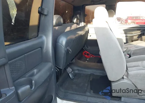 2001 Chevrolet Silverado 1500 из США, поврежденный, VIN 2GCEC19T711402829